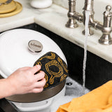 Schwarzes und gelbes LODGE Everyday Schrubbtuch mit strapazierfähiger Oberfläche zum Reinigen und Schrubben.