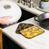 Schwarz-gelbes LODGE Everyday Schrubbtuch aus robustem Material, ideal zum Reinigen und Scheuern im Haushalt.
