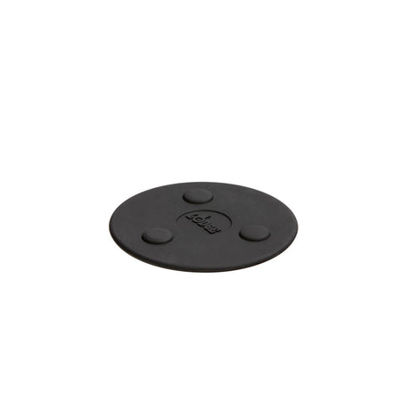 Schwarzer Mini-Silikon-Magnet-Untersetzer von LODGE, leicht gewölbt, ideal zum Schutz von Oberflächen.