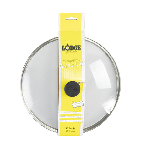 Schwarzer LODGE Deckel aus Metall, passend für Kochgeschirr, auf einem Herd platziert, Nahaufnahme