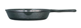 Schwarze Gusseiserne Pfanne von LODGE, Classic-Design, auf Herdplatte liegend, mit ergonomischem Griff.