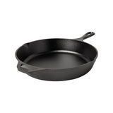 Schwarze LODGE Gusseiserne Pfanne Classic mit langem Griff auf einer Küchenplatte, ideal zum Braten und Grillen.