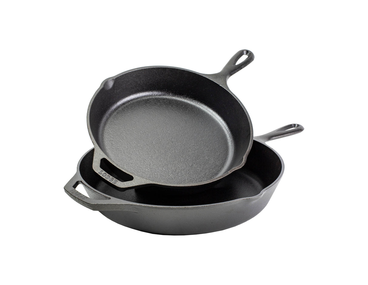 Schwarze Gusseiserne Pfanne von Lodge, Classic-Serie, langlebig und ideal zum Braten und Kochen in der Küche.