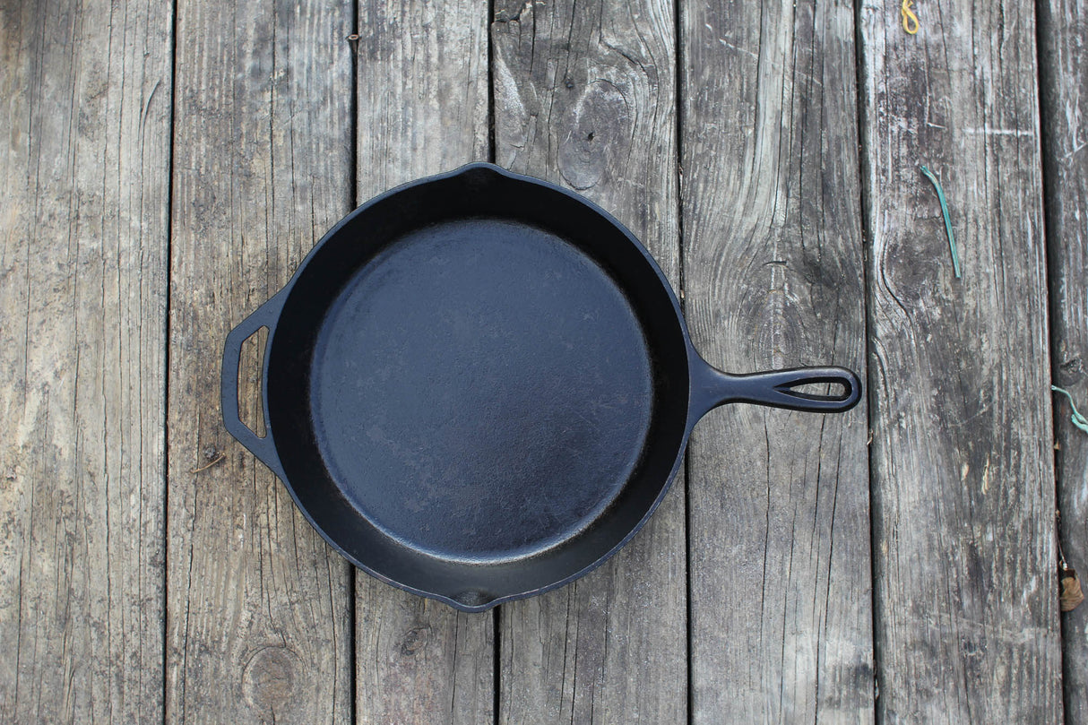 Schwarze Gusseiserne Pfanne von LODGE, Classic-Serie, robuste Kochpfanne mit glatter Oberfläche und ergonomischem Griff
