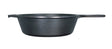 Schwarze Gusseiserne Pfanne von LODGE, Classic Serie, 25,4 cm Durchmesser, auf Herd. Robust und ideal zum Braten.