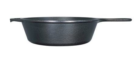 Schwarze Gusseiserne Pfanne von LODGE, Classic Serie, 25,4 cm Durchmesser, auf Herd. Robust und ideal zum Braten.