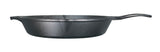 Schwarze Gusseiserne Pfanne von LODGE, Classic Serie, mit ergonomischem Griff und glatter Kochfläche.