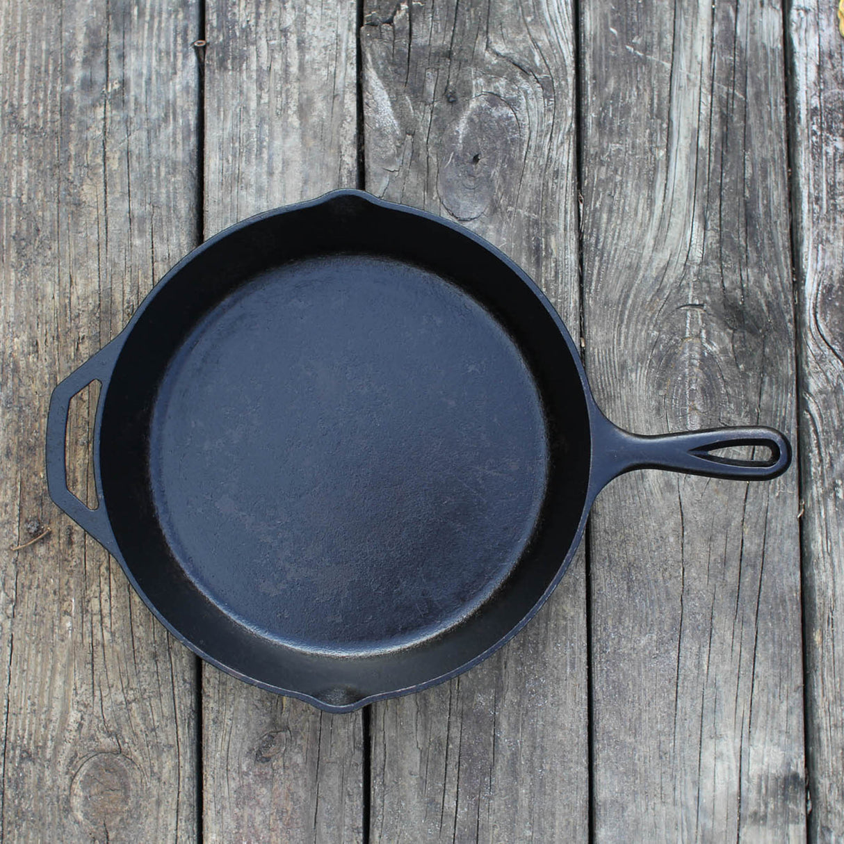Schwarze Gusseiserne Pfanne von LODGE, CLASSIC-Serie, mit ergonomischem Griff und langlebiger Oberfläche.