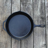 Schwarze Gusseiserne Pfanne von LODGE, CLASSIC-Serie, mit ergonomischem Griff und langlebiger Oberfläche.