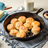 Schwarze Gusseiserne Pfanne von LODGE, Classic-Serie, mit robustem Griff, ideal zum Braten und Kochen.