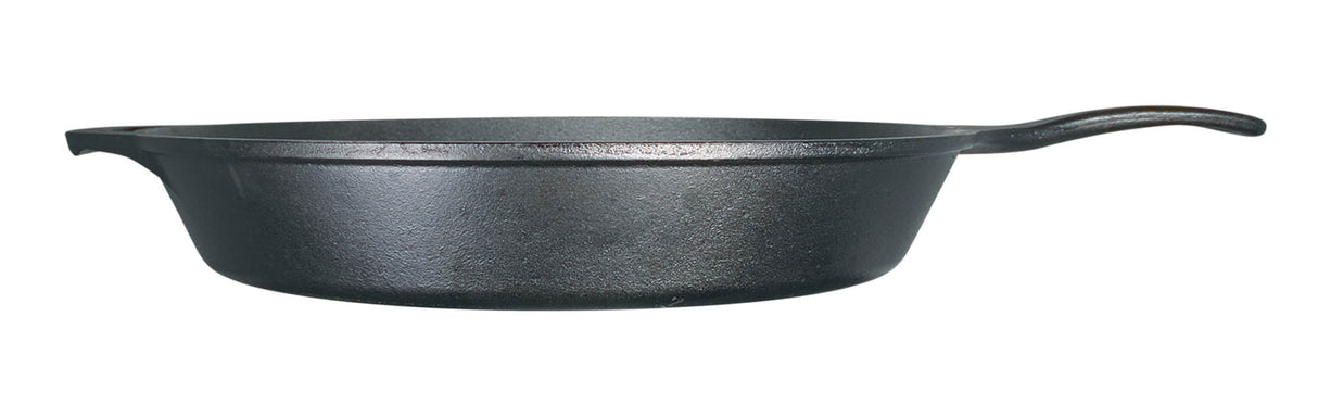 Schwarze Gusseiserne Pfanne von LODGE, CLASSIC-Serie, mit langem Griff und robustem Design, ideal für Kochen und Braten.