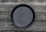 Schwarze Gusseiserne Pfanne von LODGE, Classic-Design, stabile Kochpfanne mit langlebiger Oberfläche.