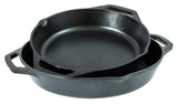 Schwarze LODGE gusseiserne Pfanne, Classic-Design, mit rustikaler Oberfläche und Holzgriff, für Kochliebhaber.