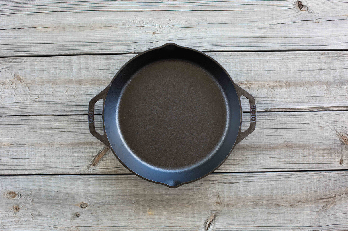 Schwarze Gusseiserne Pfanne von LODGE, Classic-Serie, mit runder Form und stabilem Griff, zum Kochen und Braten.
