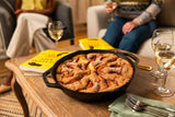 Schwarze LODGE Gusseiserne Pfanne CLASSIC, langlebige Pfanne mit ergonomischem Griff, ideal zum Braten und Kochen.