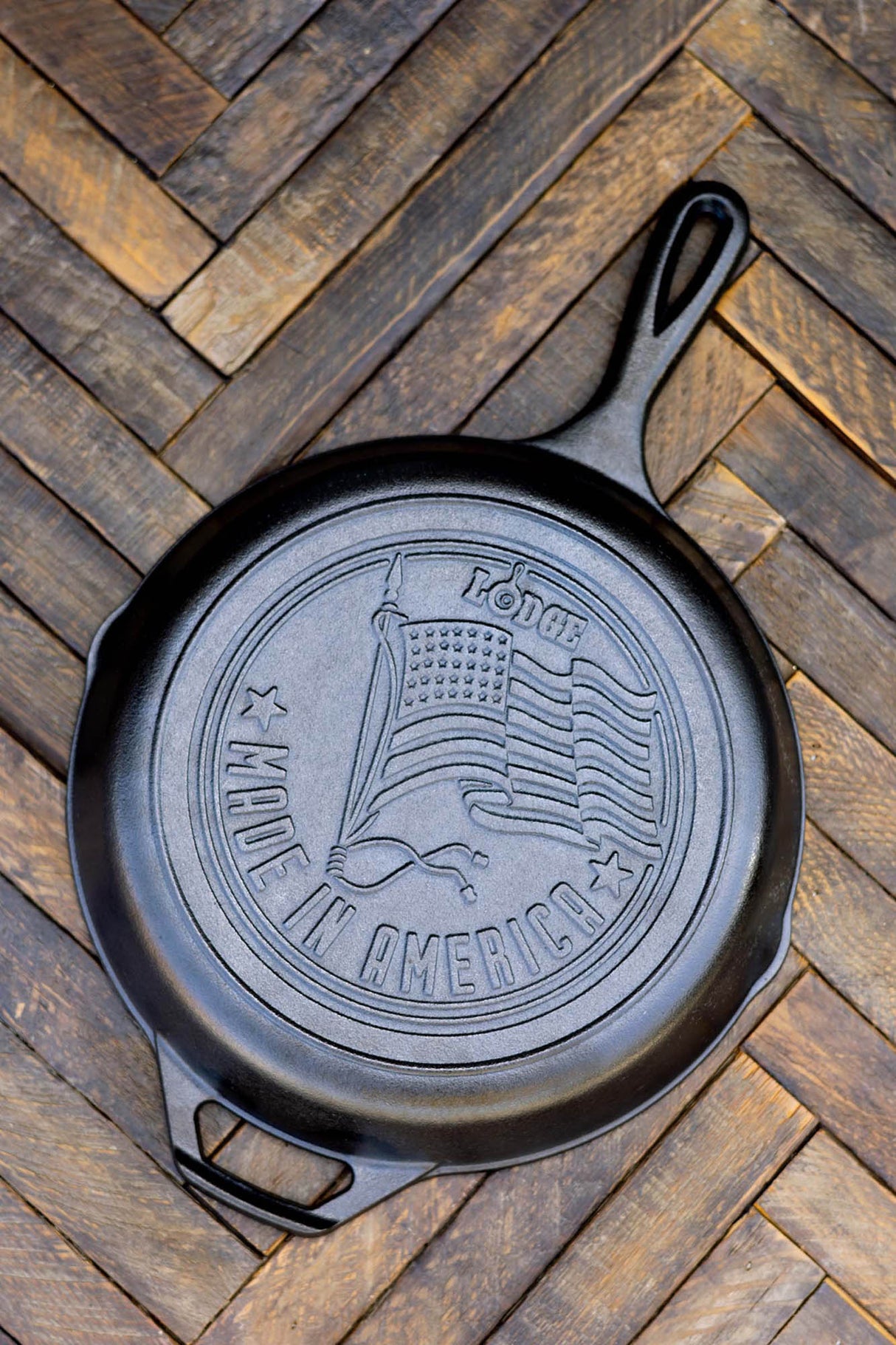 Lodge gusseiserne Pfanne Classic mit US-Flagge, 25 cm, langlebige Kochpfanne aus Gusseisen für vielseitigen Einsatz