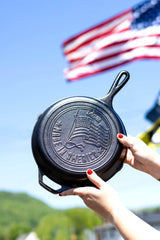 Gusseiserne Pfanne von LODGE mit US-Flagge, 25 cm Durchmesser, langlebig und ideal zum Braten und Kochen.
