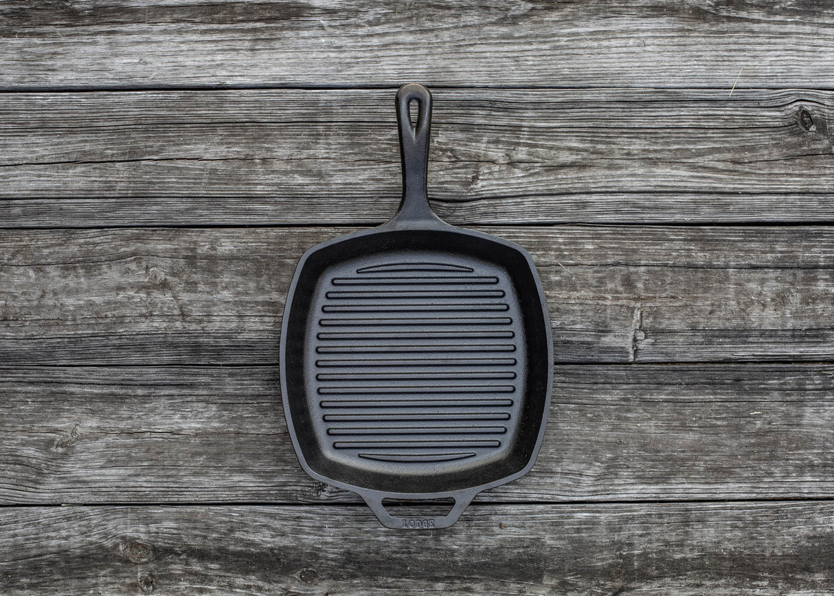 Schwarze quadratische LODGE Grillpfanne, Classic-Serie, Ø 26 cm, mit Griff und Grillmuster auf der Kochfläche.