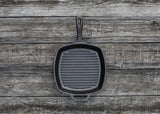 Schwarze quadratische LODGE Grillpfanne, Classic-Serie, Ø 26 cm, mit Griff und Grillmuster auf der Kochfläche.