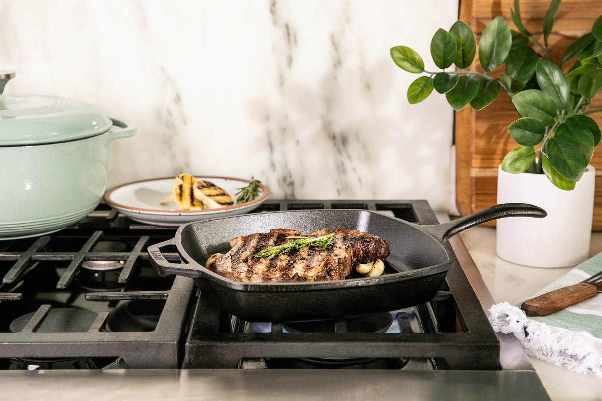 Schwarze quadratische Grillpfanne von LODGE, Classic-Serie, mit 26 cm Durchmesser, ideal zum Grillen und Braten.