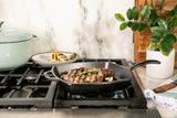 Schwarze quadratische Grillpfanne von LODGE, Classic-Serie, mit 26 cm Durchmesser, ideal zum Grillen und Braten.