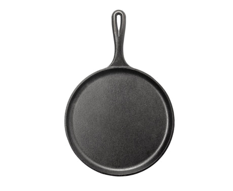 Schwarze flache Lodge Grillpfanne Classic mit Ø 26 cm, aus Gusseisen, für Grillgerichte und Braten, auf einer Küchenarbeitsplatte.