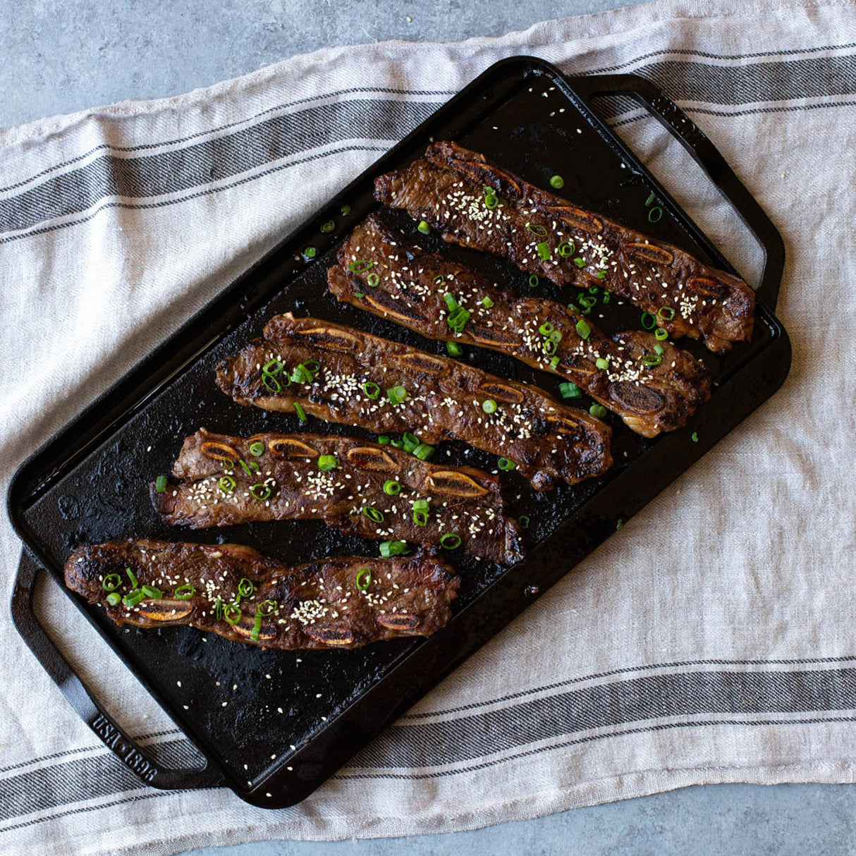 Lodge Grillplatte, zweiseitig glatt und gerillt, Kochplatte für Grill und Pfanne, robuste Eisenpfanne in Nahaufnahme