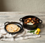 Schwarzer LODGE Dutch-Oven aus Gusseisen, perfekt für Kochen und Braten, mit robustem Griff und Deckel.
