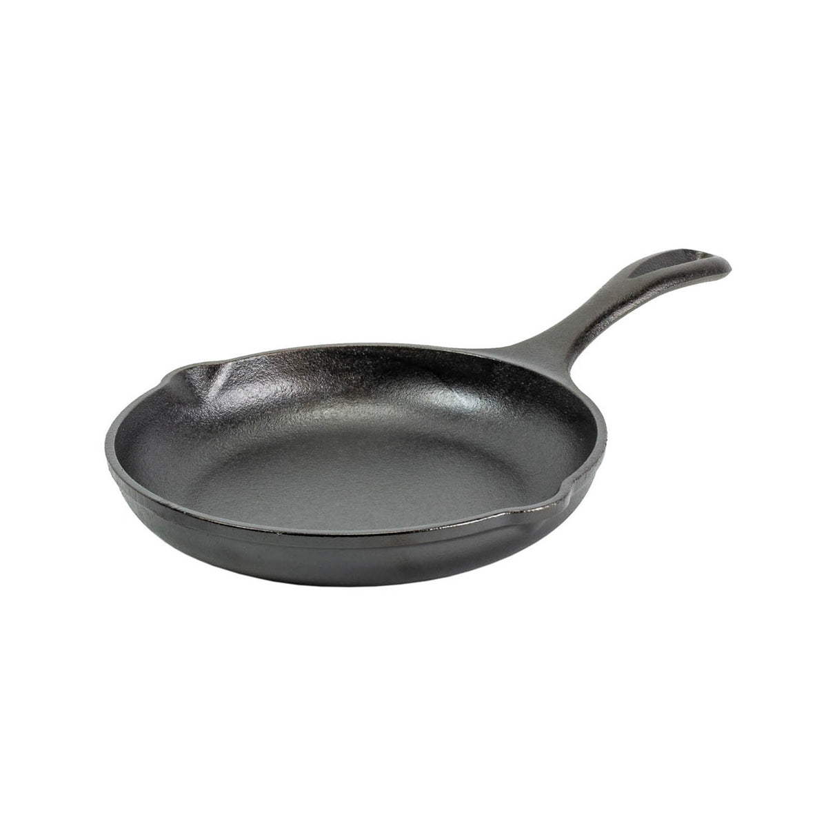 Schwarze LODGE Gusseiserne Pfanne für Kochen und Braten, mit ergonomischem Griff, auf Kochplatte liegend.
