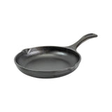 Schwarze LODGE Gusseiserne Pfanne für Kochen und Braten, mit ergonomischem Griff, auf Kochplatte liegend.