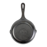 Schwarze Gusseiserne Pfanne von LODGE CHEF, langlebig und robust, ideal zum Braten und Kochen in der Küche.