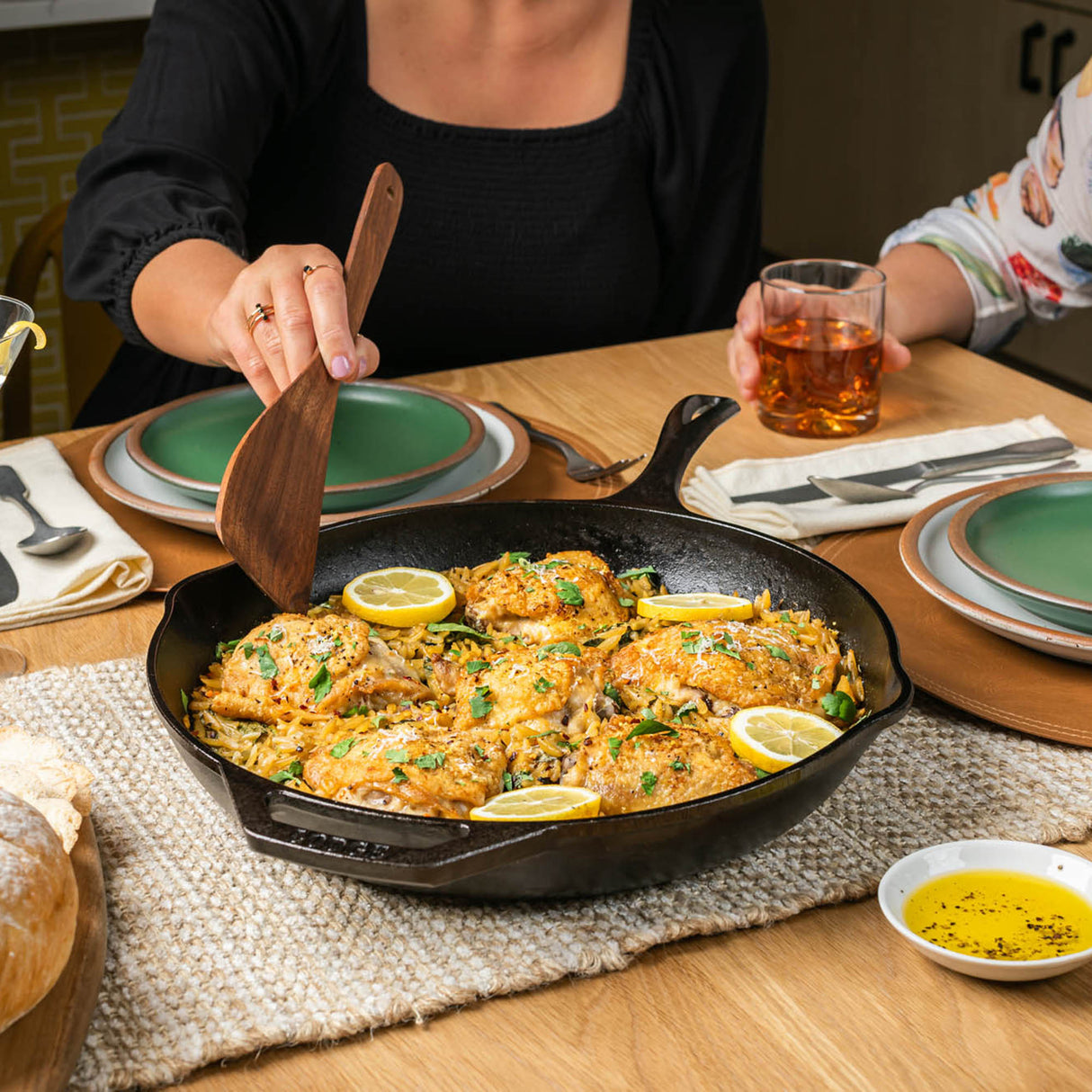 Schwarze LODGE gusseiserne Pfanne mit Chef-Griff, ideal zum Braten und Kochen in der Küche.