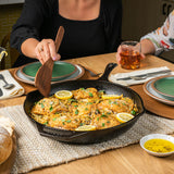 Schwarze LODGE gusseiserne Pfanne mit Chef-Griff, ideal zum Braten und Kochen in der Küche.