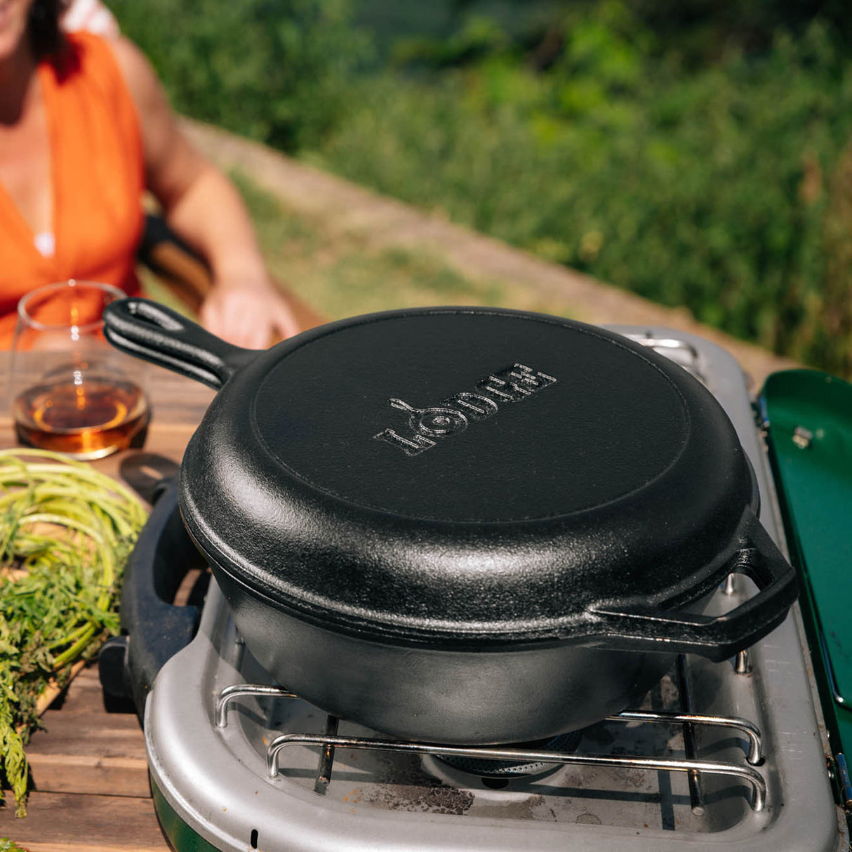 Runder Gusseiserner Kombi-Kochtopf von LODGE, klassische runde Form, robustes Gusseisen für vielseitiges Kochen, Ansicht von oben