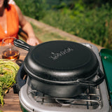 Runder Gusseiserner Kombi-Kochtopf von LODGE, klassische runde Form, robustes Gusseisen für vielseitiges Kochen, Ansicht von oben