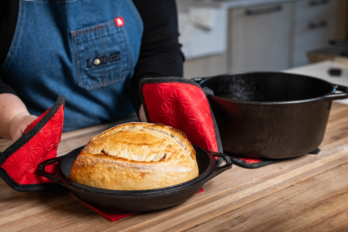 Schwarzer LODGE Dutch-Oven aus Gusseisen, 12,3 Liter, klassisches Kochgeschirr für Fleisch, Eintopf und Backen