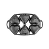 Schwarze LODGE Kuchenform in Herzform, ideal für Kuchen backen, mit sechs herzförmigen Vertiefungen.