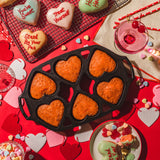 Schwarze LODGE Kuchenform mit 6 Herzformen aus Gusseisen für backen und kreative Kuchenideen