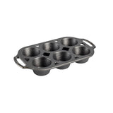 Schwarze LODGE Muffinform, klassische Backform aus Gusseisen für Muffins und Cupcakes, blickt auf hellem Küchenhintergrund.