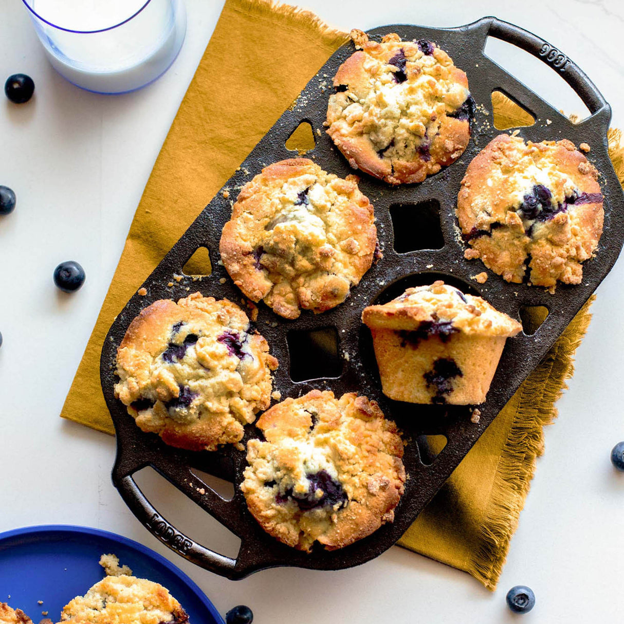Schwarze LODGE Muffinform Classic aus Gusseisen, langlebiges Backzubehör für Muffins und kleine Kuchen.