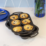 Schwarze LODGE Muffinform Classic aus Gusseisen für perfekte Muffins, langlebig und ofenfest, mit antihaftbeschichteter Oberfläche.
