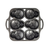 Schwarze Kuchenform von LODGE mit 6 Totenkopf-Designs, Edelstahl-Backform für kreative Kuchen und Desserts.