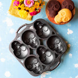 Schwarze LODGE Kuchenform mit 6 Totenkopf-Designs, langlebig und geeignet für kreative Backideen.