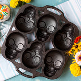 Schwarze Kuchenform von LODGE mit sechs Totenkopf-Designs für kreative Backideen, langlebiges Kochgeschirr aus Gusseisen