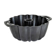 Schwarze LODGE Kuchenform aus langlebigem Metall für gleichmäßiges Backen von Kuchen und Aufläufen.