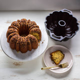 Schwarze LODGE Kuchenform aus Metall für Backkuchen, klassische runde Form, langlebiges Backzubehör.