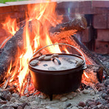 Schwarzer Lodge Classic Grill aus Gusseisen mit Griffen und Deckel, ideal für das Grillen im Freien.