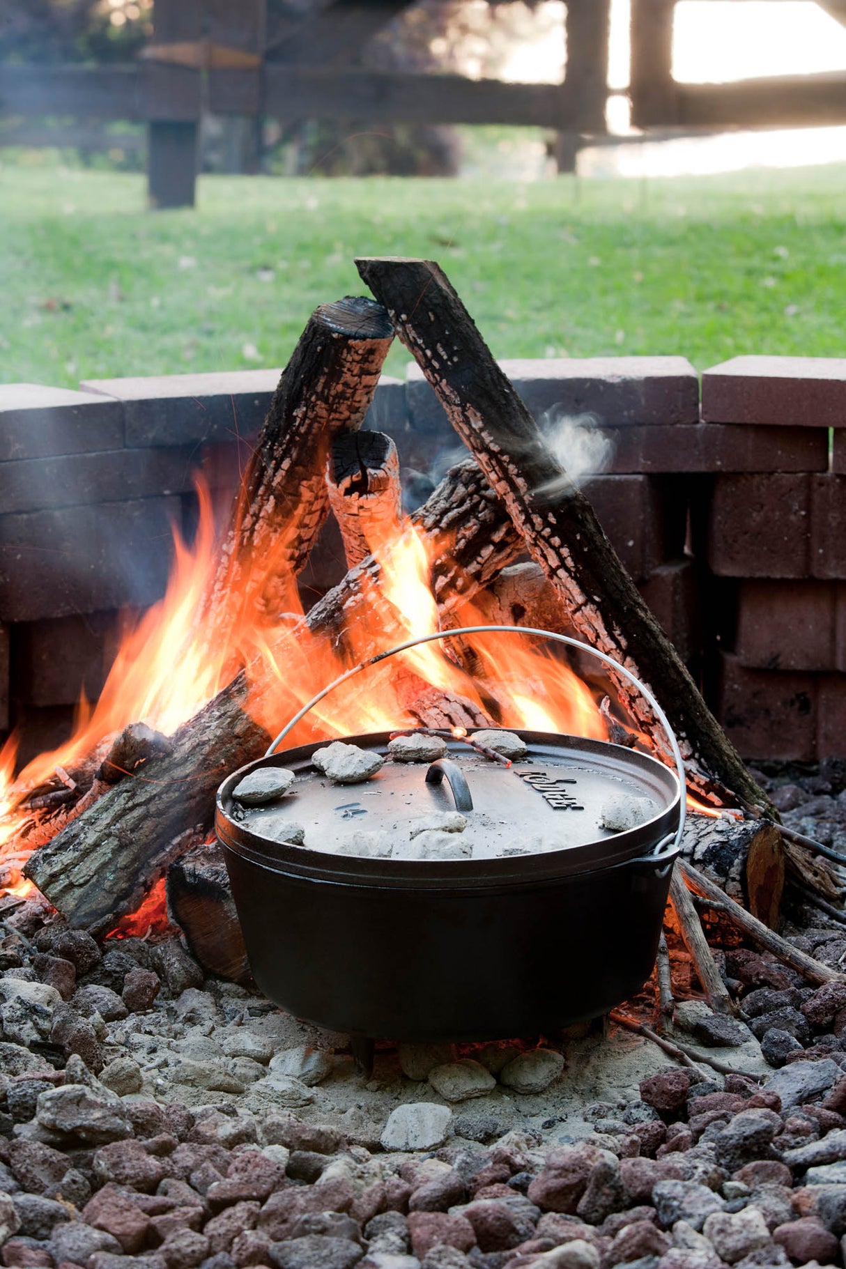 Schwarzer LODGE Grill Classic mit robustem Design und ergonomischem Griff, ideal für das Grillen im Freien.