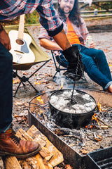 Schwarzer Lodge Classic Grill aus Gusseisen, mit Grillrost und Griffen für BBQ und Outdoor-Kochen.