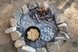 Schwarzer LODGE Grill Classic aus Gusseisen mit Deckel und Griffe, ideal für Grillgerichte und BBQ.